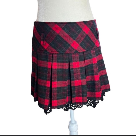 Dasap Dresses & Skirts - Dasap red/black plaid pleated mini skirt with lace trim
